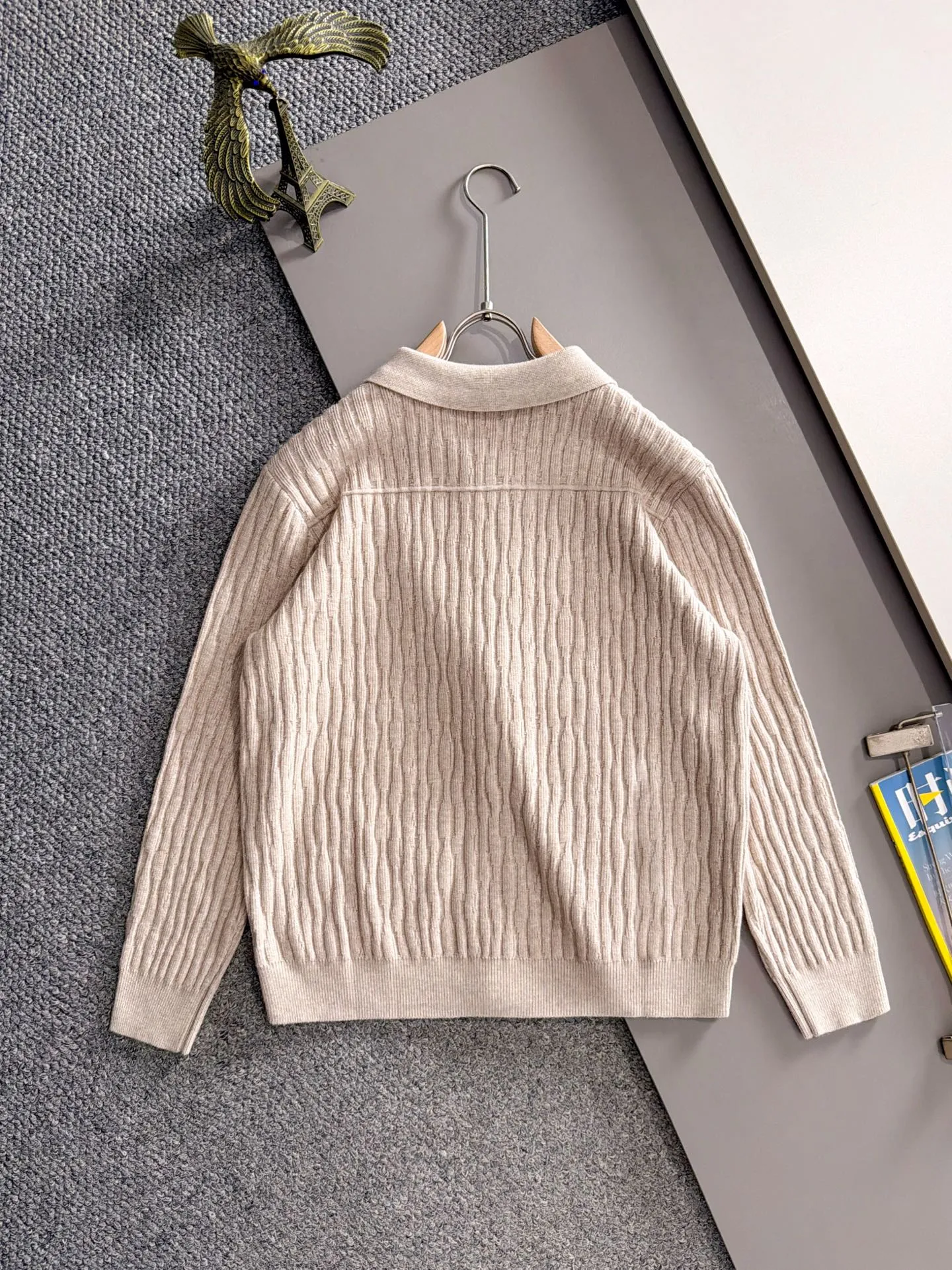 The latest knitted sweater jackets from Balenciaga’s official autumn/winter 2026 website are now on sale at the counter for Hot Sale! Specially made of wool blended fabric. It feels comfortable and can be directly in contact with the skin. The logo badge is exquisitely embroidered, which is extremely eye-catching! The details highlight the fashionable charm of big brands. Exquisite workmanship. Three-dimensional cutting style. The wearing effect is invincible and handsome! All three standards are complete! Sizes:M-3XL